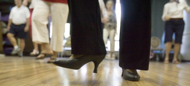 Regulars, newbies learn to dance   