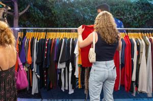 Tucson's weekend events: markets, improv shows, and dance parties! 💃🪩