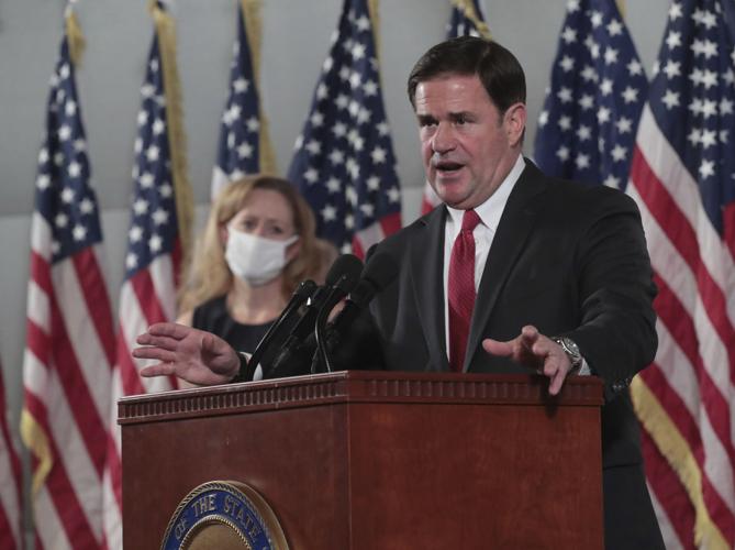 Gobernador Doug Ducey y la Dra. Cara Christ