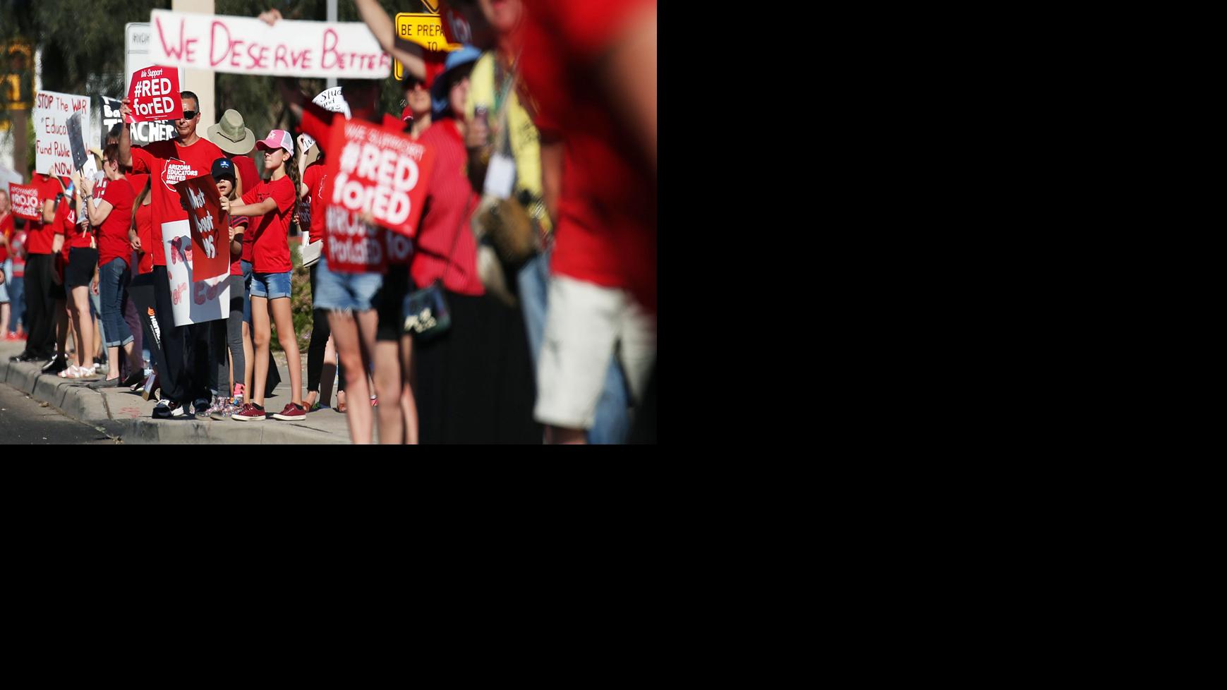 Photos Teacher Stand Out on Broadway Road in Tucson Local news