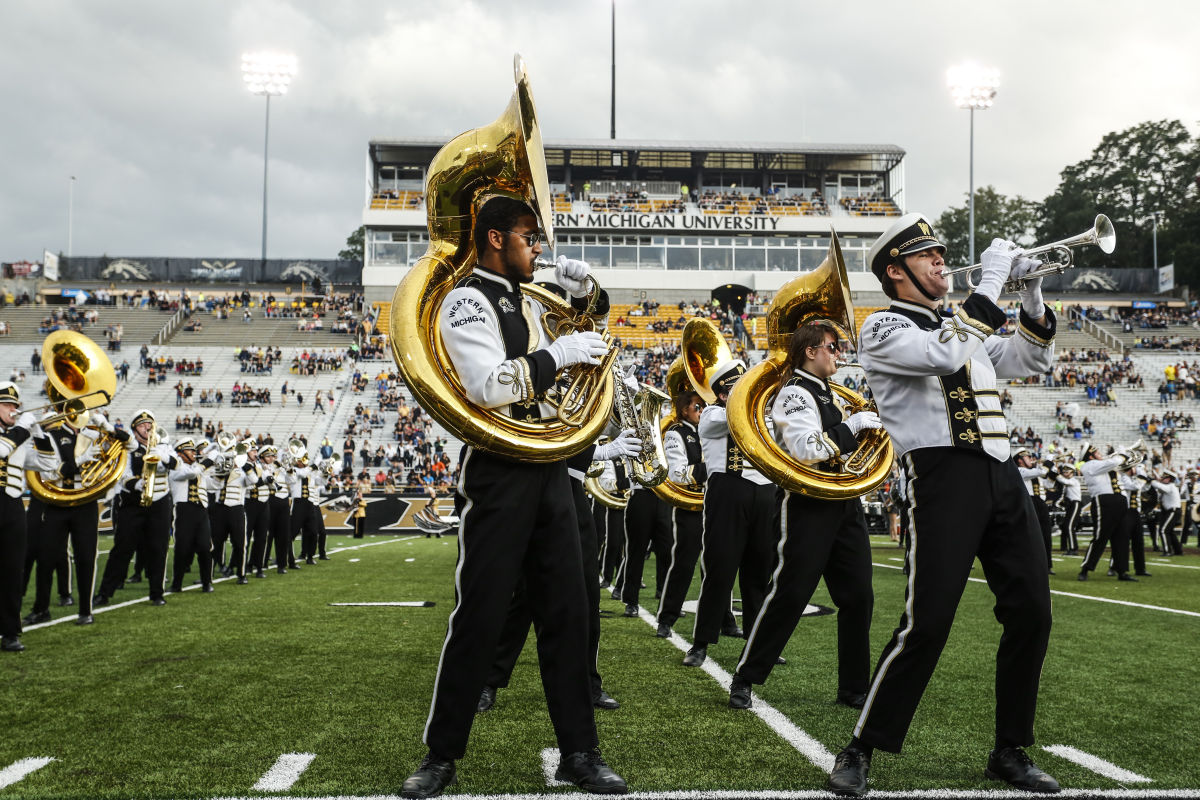 Bowls Traveling Entourages Football