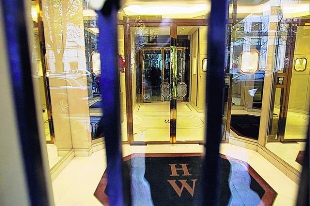 Gunmen hit posh Paris store, fleeing with $108M in jewels  