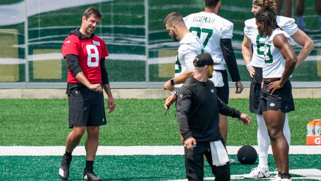 Aaron Rodgers strains calf during warmups, sits out Jets practice