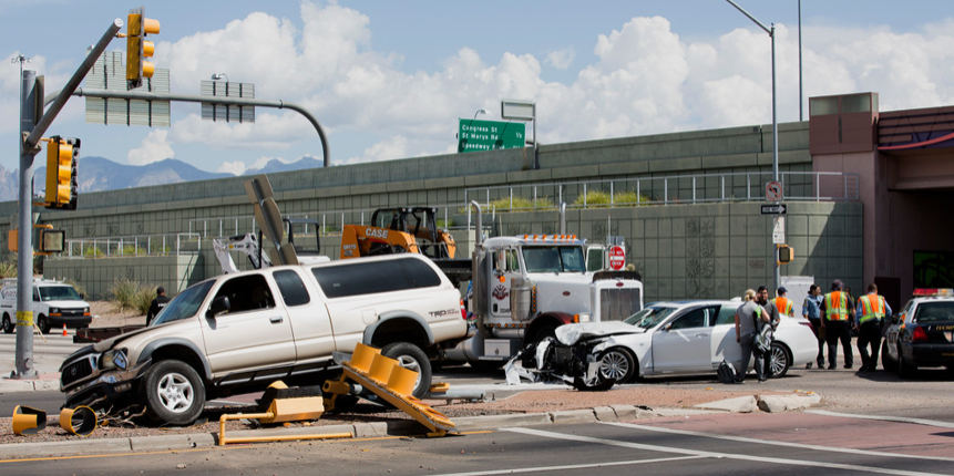 Four-vehicle collision in ֱ