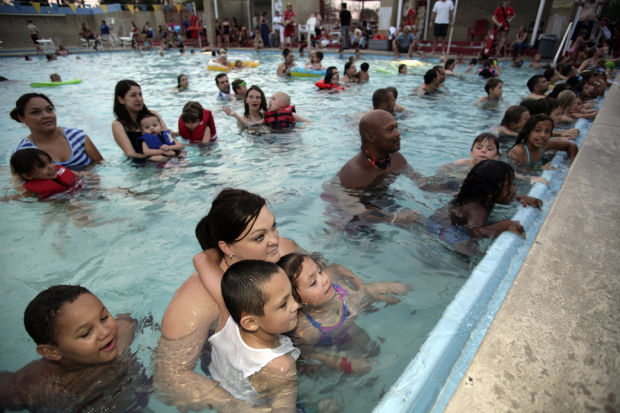 Hundreds 'dive in' at Y movie event    