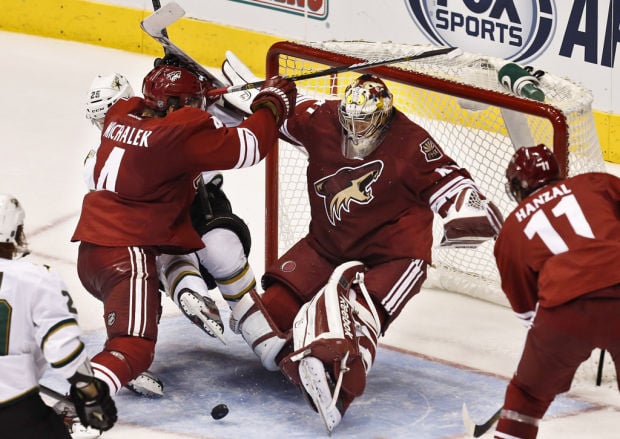 NHL: Klinkhammer scores in debut as Coyotes win    