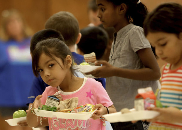 At lunch, 2 Amphi schools become super composters