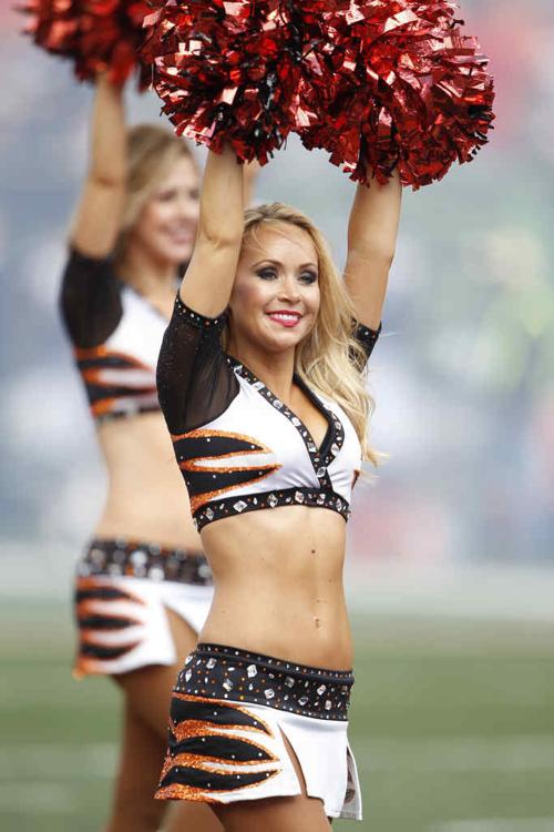 A Cincinnati Bengals cheerleader performs before an NFL football game  against the Baltimore Ravens, Sunday, Jan. 3, 2016, in Cincinnati. (AP  Photo/Frank Victores Stock Photo - Alamy