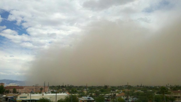 Dust storm rolls across Tucson