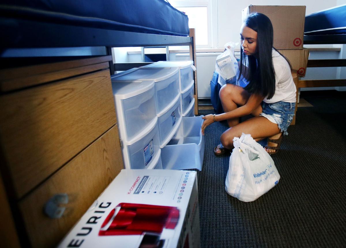 Photos Dorm movein day at the UA Local news