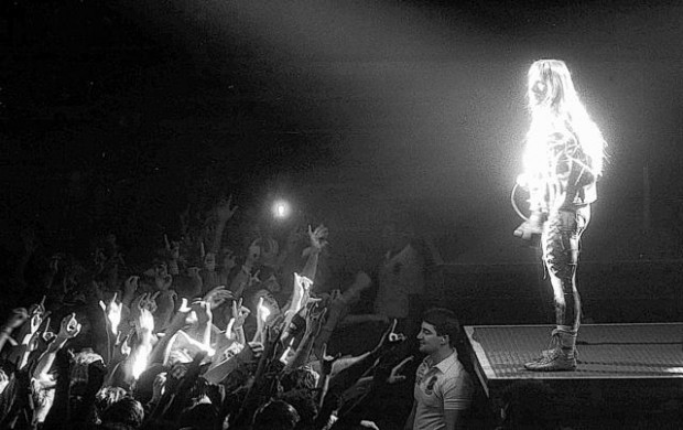 Tucson Time Capsule : 'rivet heads' behave at iron maiden show  