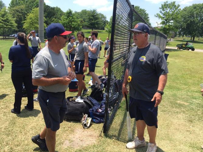 Auburn coach's sudden exit helps Candrea, Wildcats