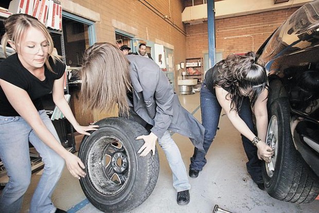 All-women pit crew a quick study in car care