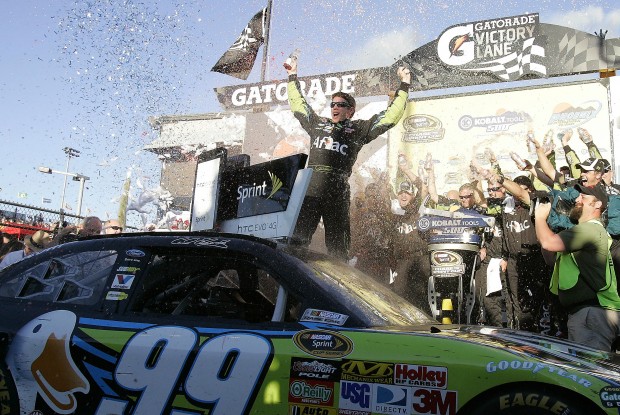 Edwards wins in Phoenix; Chase hinges on final race   