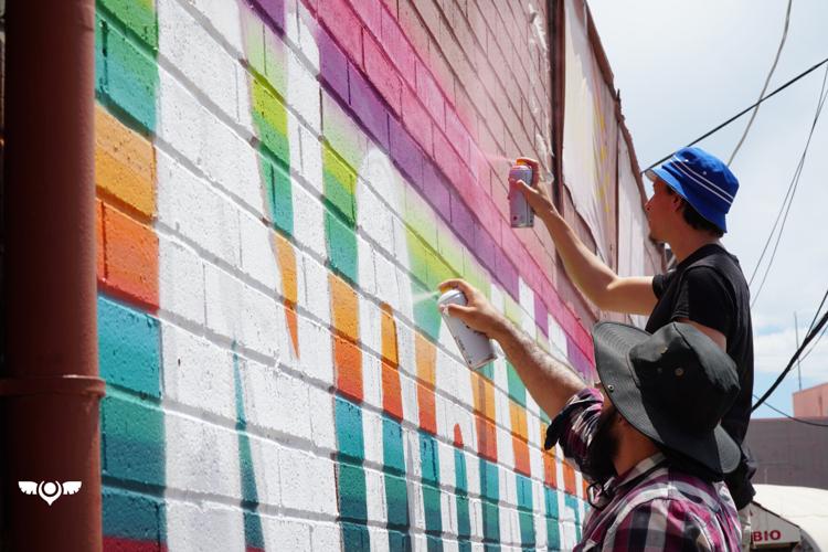 Artists paint a mural in Nogales (LE)