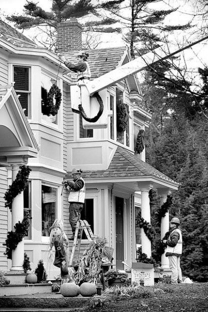 Contractors take on yule decorating tasks  