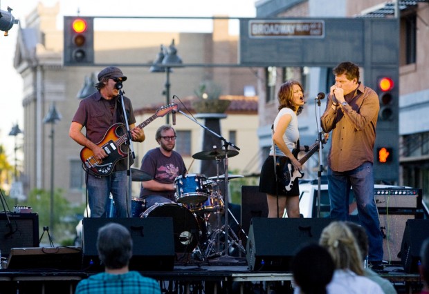 Modeens take guitar-driven, ol' time rock 'n' roll downtown   