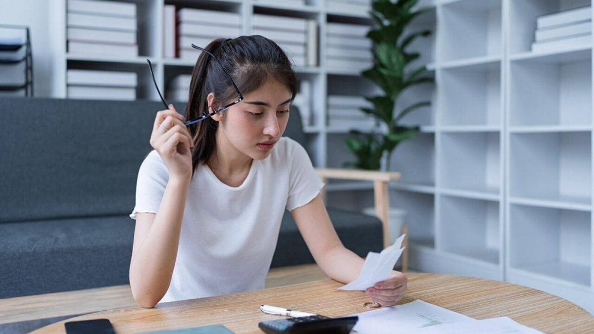 What are expense receipts and how should I track them?