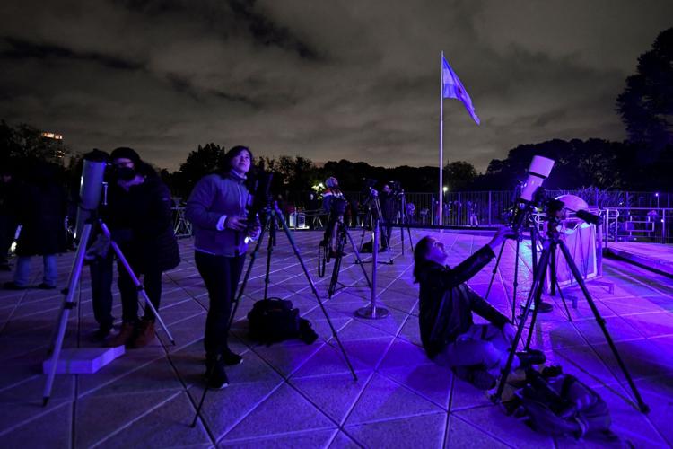 Total lunar eclipse creates dazzling 'blood moon'