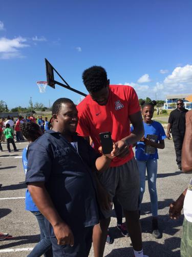 Deandre Ayton and father