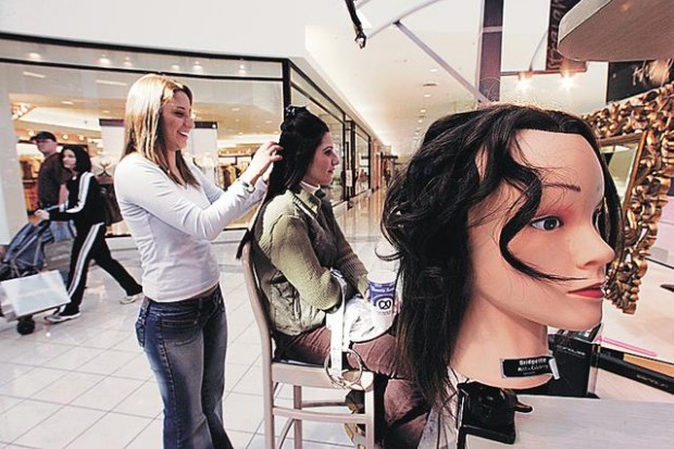 Little kiosks big business for U.S. shopping malls  