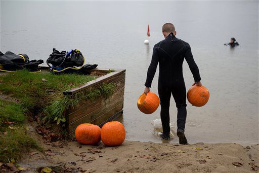 Divers gather in Michigan for underwater pumpkin carving