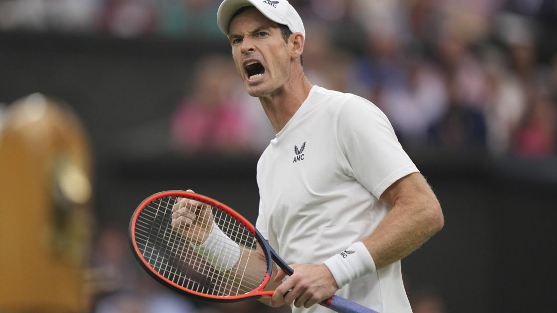 Murray gets Federer thumbs-up, and win at rainy Wimbledon