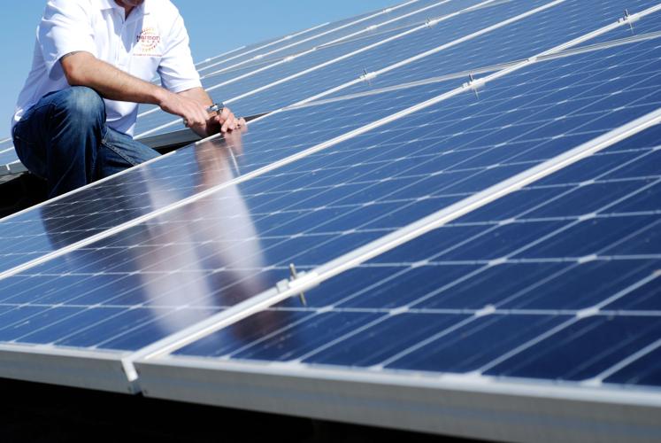 Do solar panels keep power on in house during blackouts?