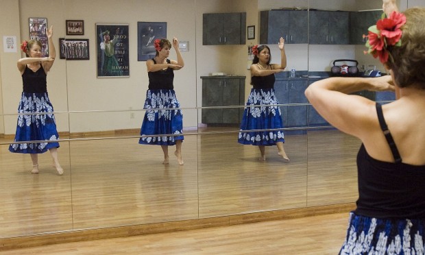 Hula Sisters bring gentle island flavor to the desert    
