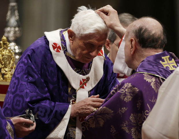 Tears, applause greet pope at his last public Mass    