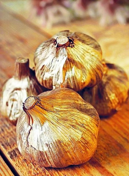 Trendy black garlic: The fermentation mellows its character  