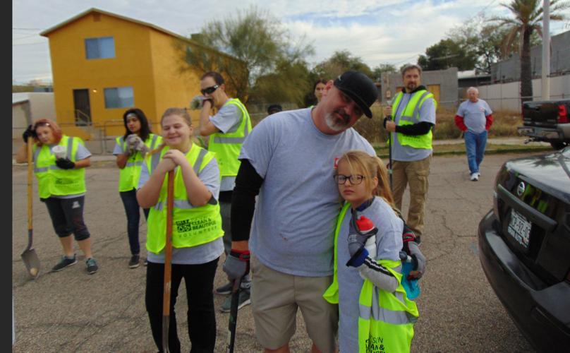 Plantan árboles alrededor de Davis