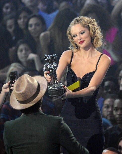 FILE - Taylor Swift poses backstage at the MTV Video Music Awards, in a  Sunday, Aug. 25, 2013 file photo at the Barclays Center in the Brooklyn  borough of New York. A