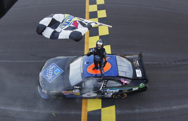 Stenhouse rallies in Kan. to win 6th race of season    