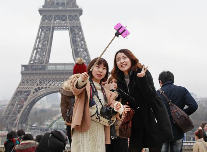 2015: Selfie sticks