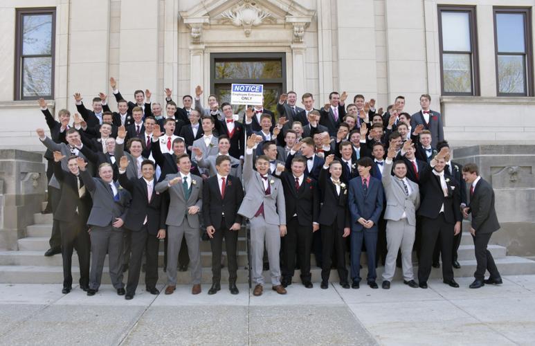Wisconsin school district: Free-speech protects students' Nazi salute photo
