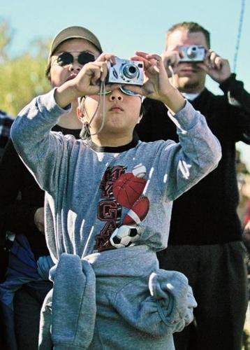 Desert museum visitors bask in warm sunshine, see sights  