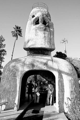 Plan to preserve displays at Magic Carpet Golf hits snags  