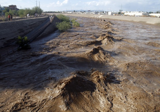 Man washed away in Santa Cruz River
