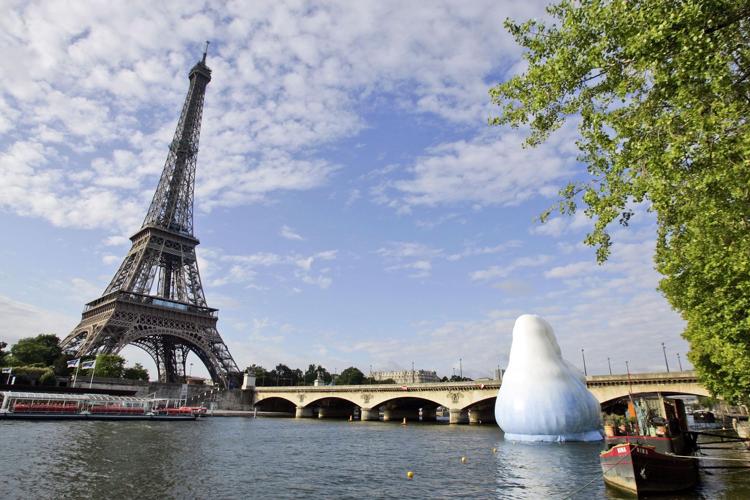 2009: Inflatable iceberg
