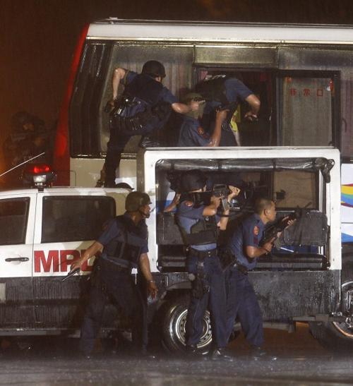 Manila ex-cop takes hostages; 9 die   