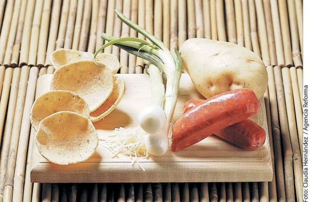 Chalupas de papa y chorizo  