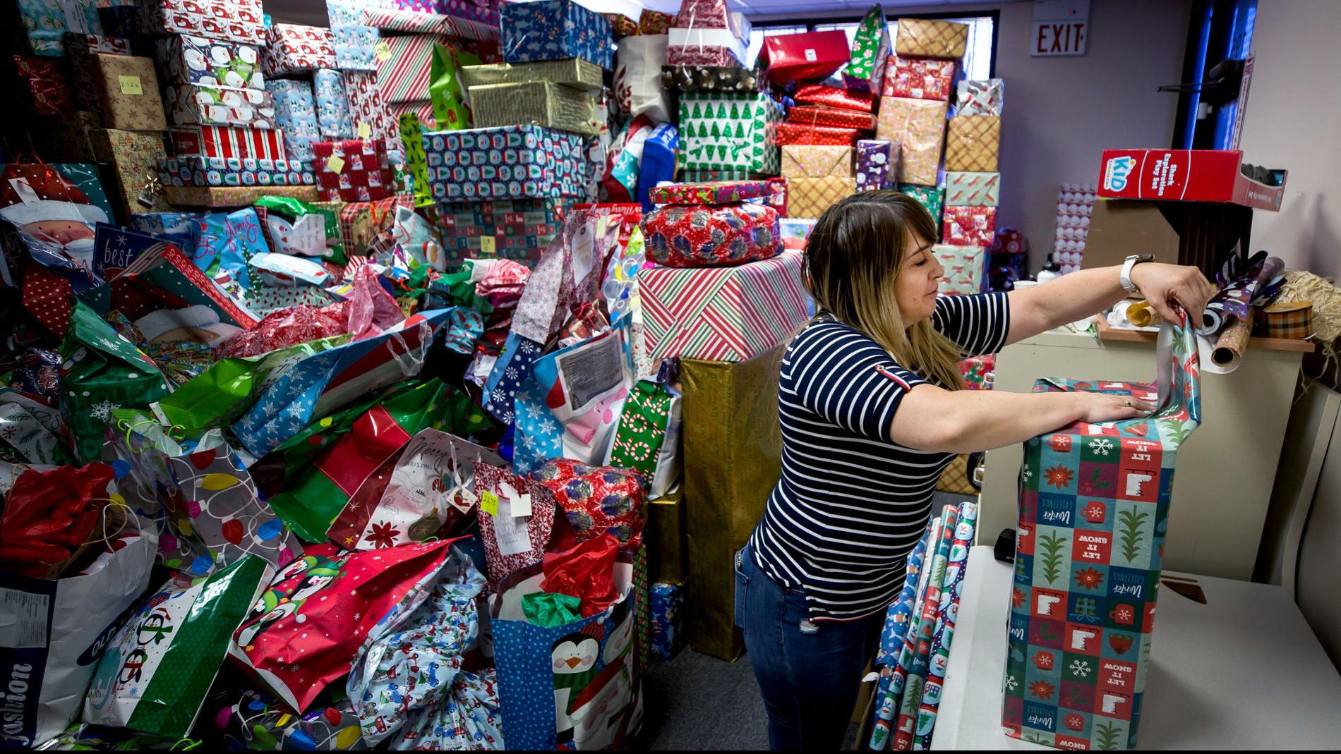 Tucson Family S Christmas Tradition Hundreds Of Gifts For Needy Families In Nogales Local News Tucson Com