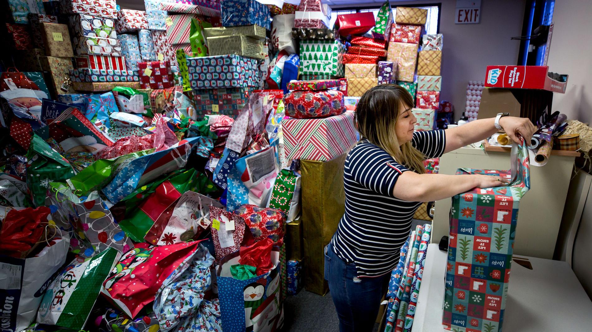 Tucson family's Christmas tradition: Hundreds of gift for needy families in Nogales - Vimarsana News