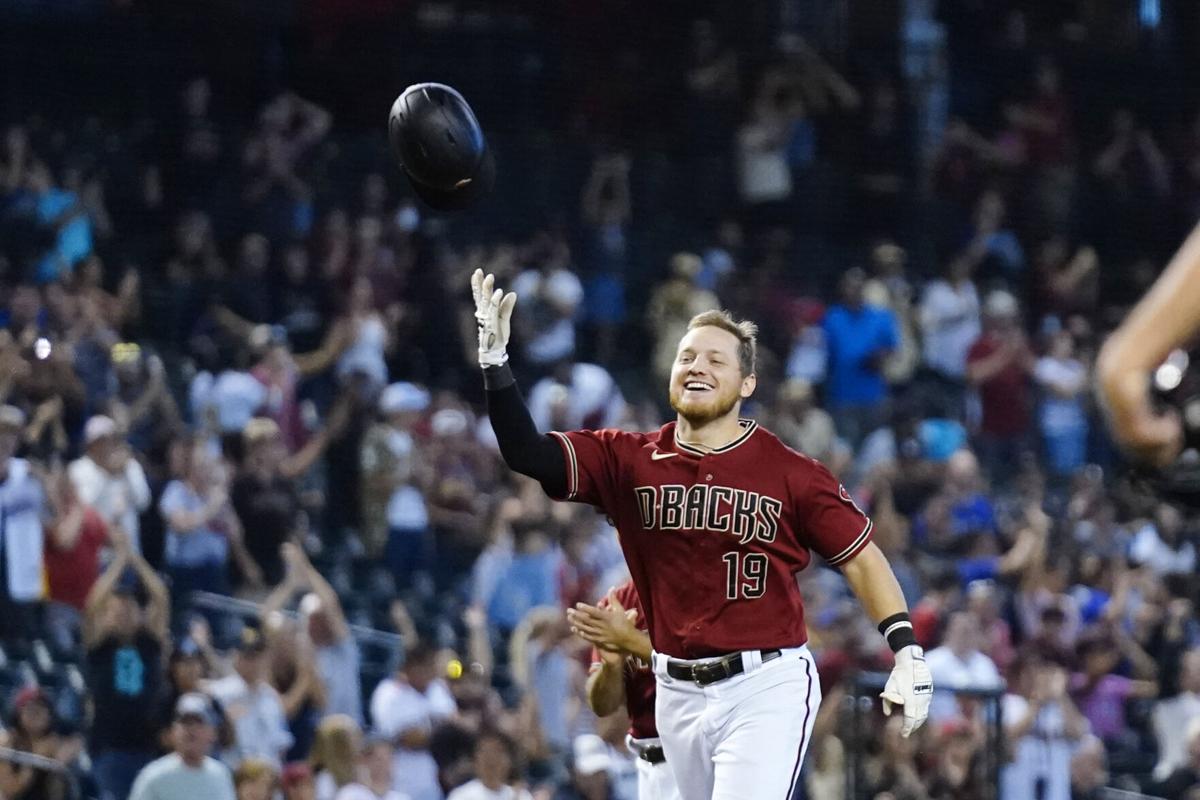 Diamondbacks OF Kole Calhoun's head gets in way of Rockies' throw