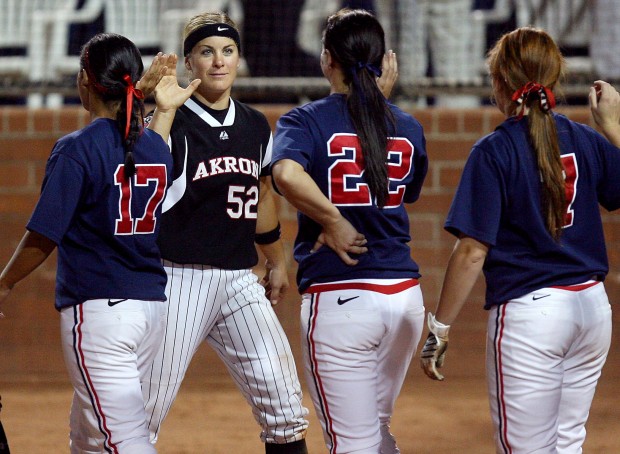 Jennie hears cheers playing final game   