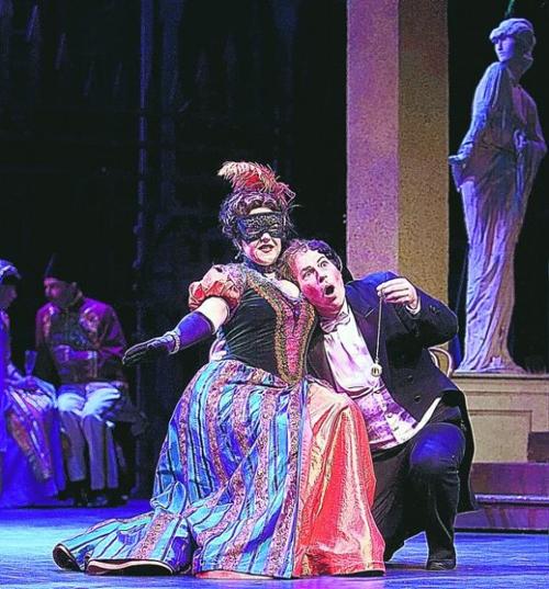 'Fledermaus' opera singer gives props to castmates  
