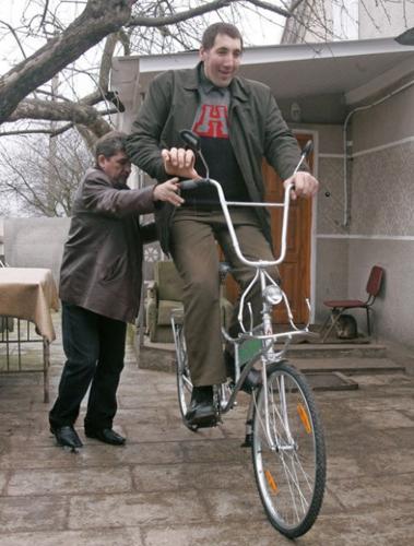 World's tallest man struggles to fit in (with video)  