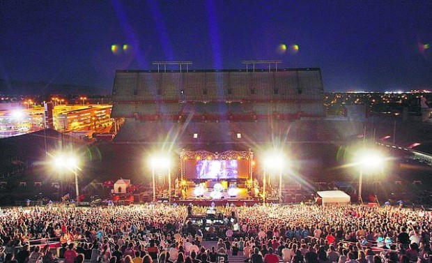 Thin crowd gets money's worth at UA stadium bash  