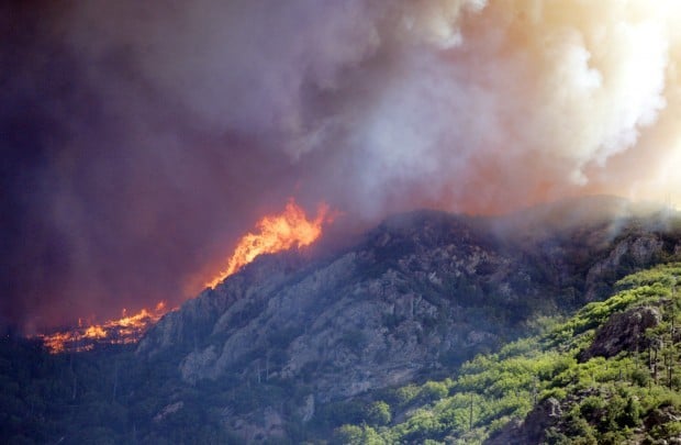 Smoke from nearby wildfires creates eerie baseball scene at Oracle